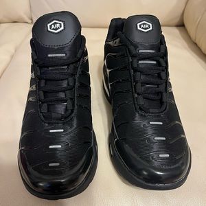 Black Air Sneakers - size 6.5